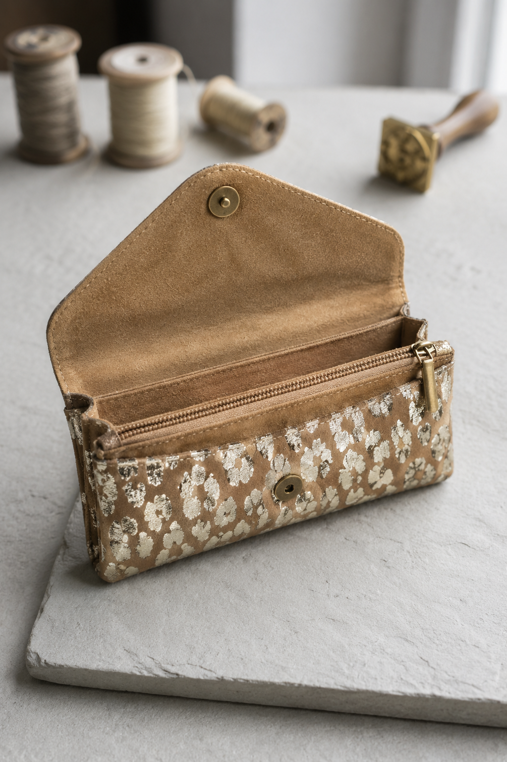 Grand Porte-monnaie en 100% Cuir – Imprimé Léopard Métallisé