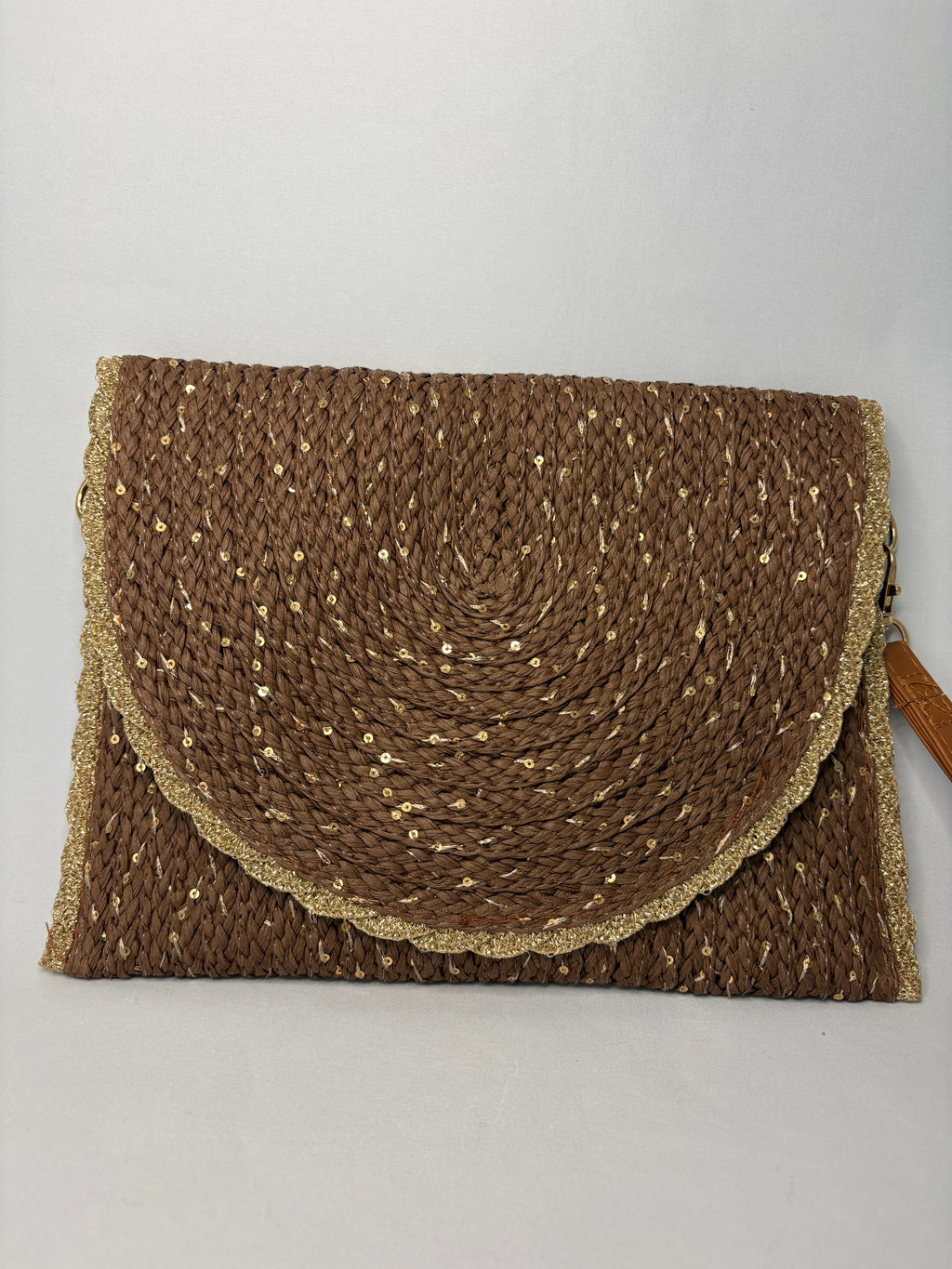 Pochette bohème tressée à sequins dorés