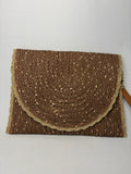 Pochette bohème tressée à sequins dorés