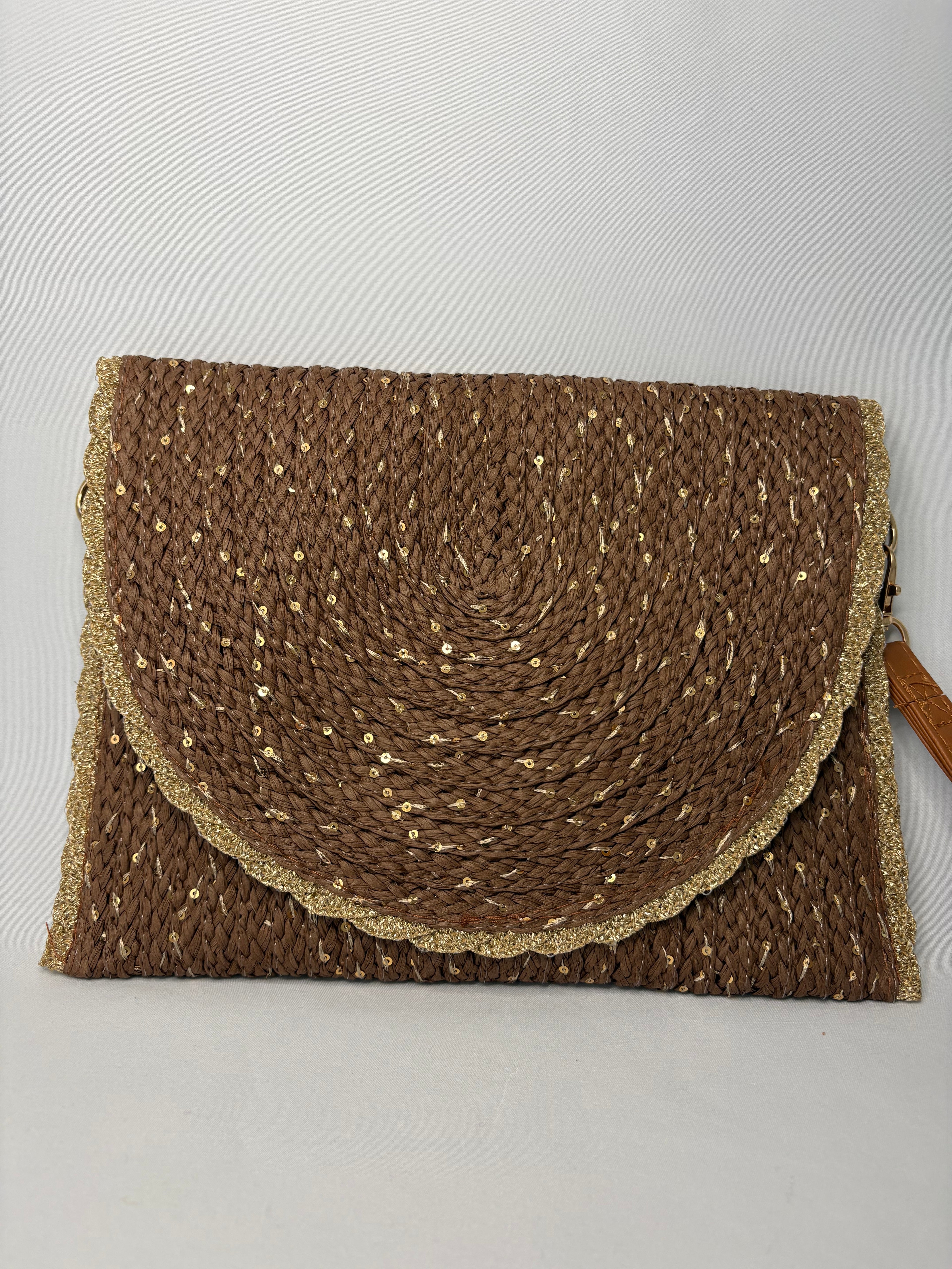 Pochette bohème tressée à sequins dorés