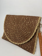 Pochette bohème tressée à sequins dorés