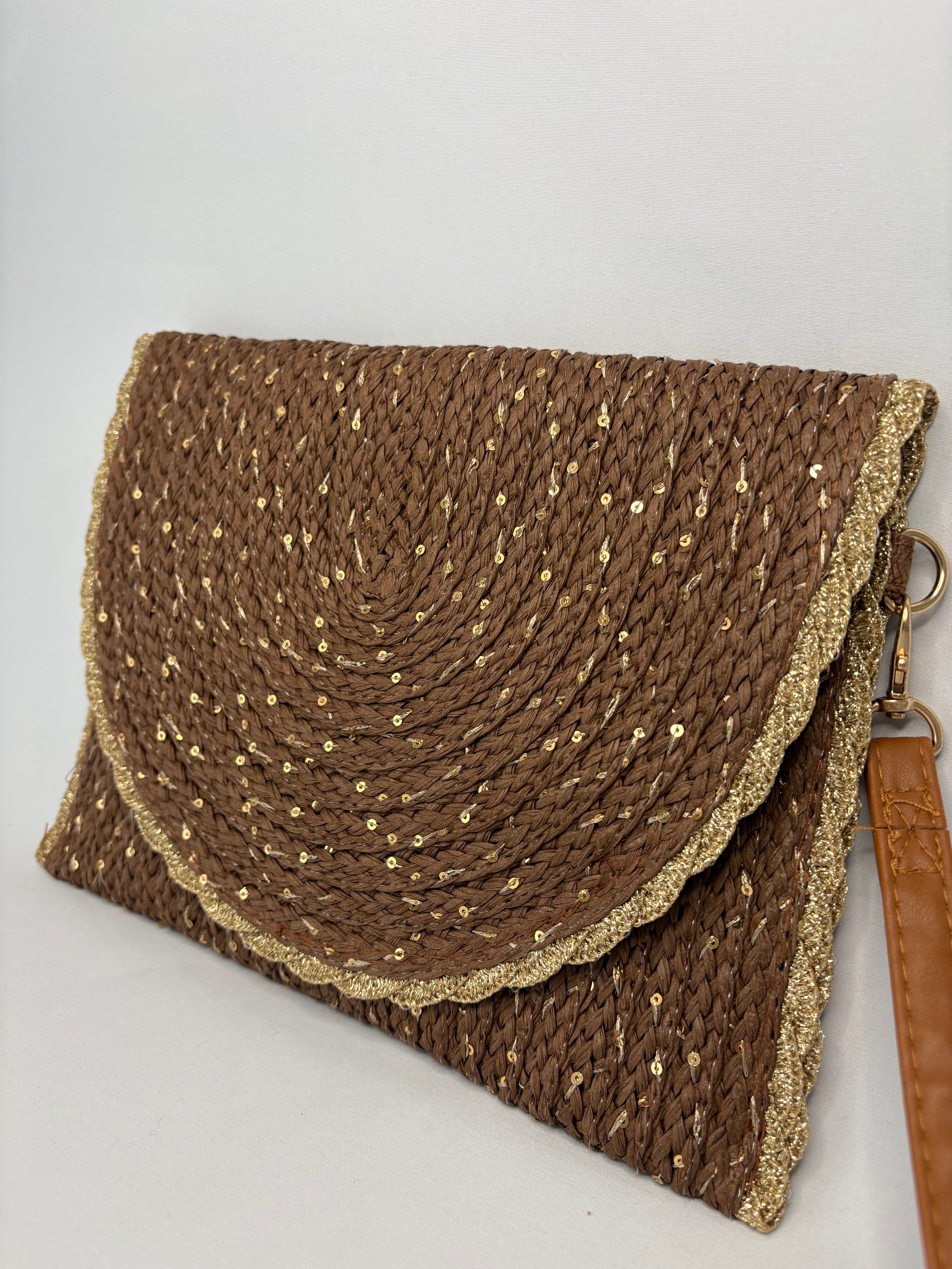 Pochette bohème tressée à sequins dorés