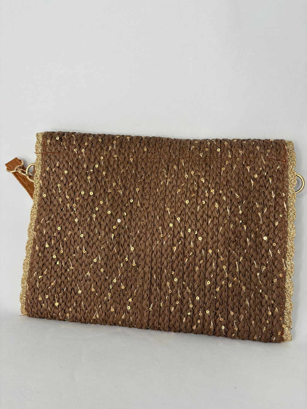 Pochette bohème tressée à sequins dorés