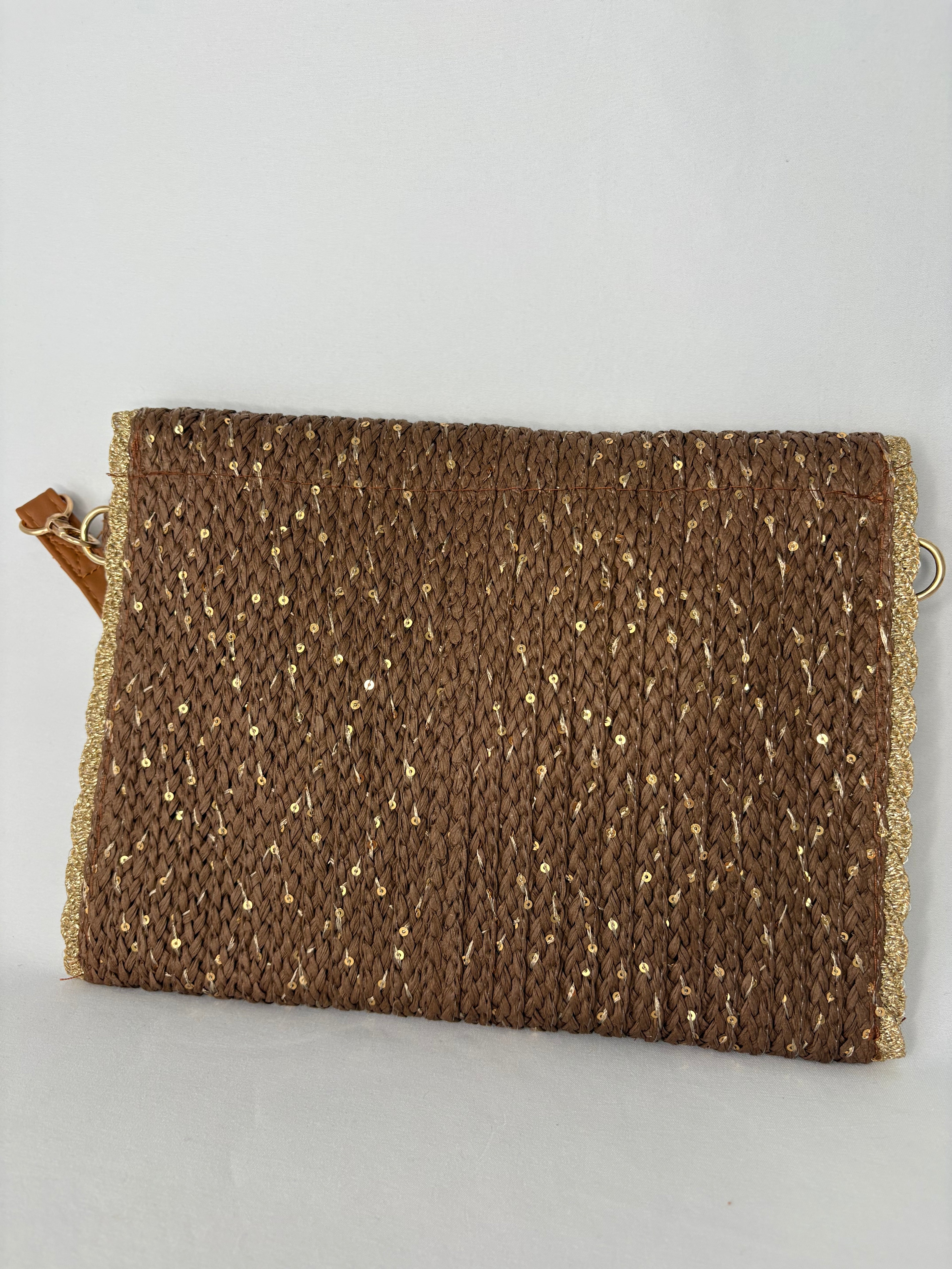 Pochette bohème tressée à sequins dorés